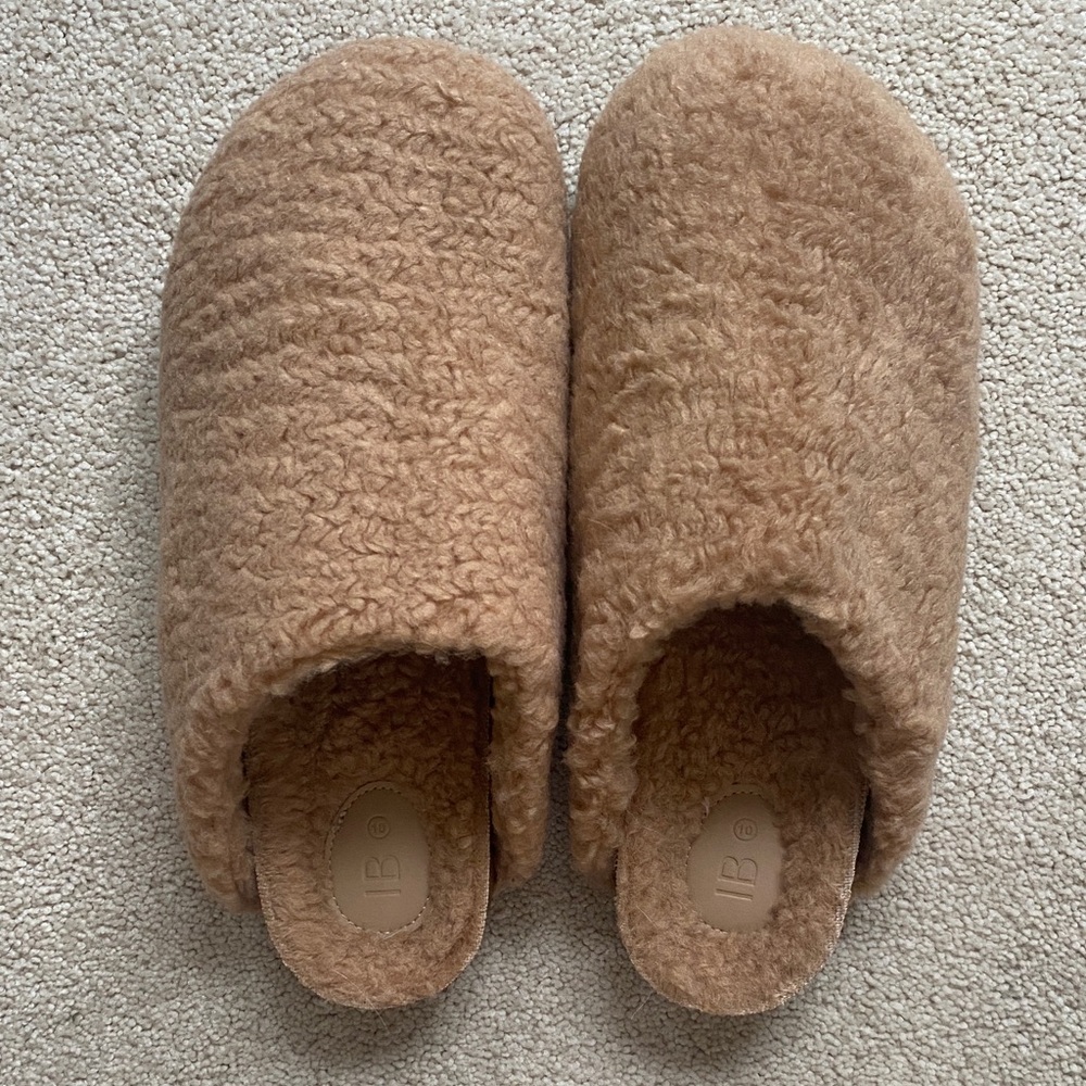 NWT! Intentionally Blank Apres Slippers